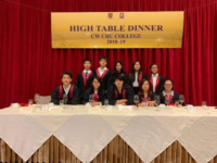 曾任鴻同學在高桌晚宴與他的迎新營小組會面。
